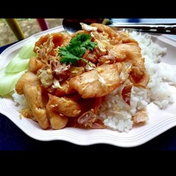 หมูทอดกระเทียมราดข้าว