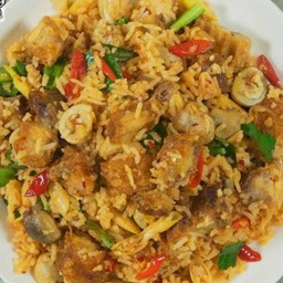 ข้าวผัดต้มยำหมูกรอบ