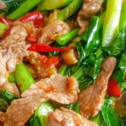 ข้าวราดคะน้าผัดน้ำมันหอย เลือกเนื้อสัตว์ได้ครับ