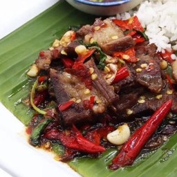 กะเพราเนื้อตุ๋น (กับข้าว)