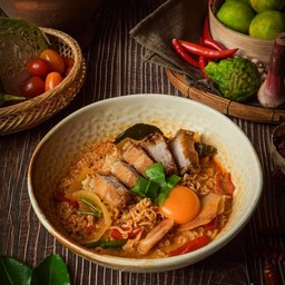 ต้มมาม่าหมูกรอบ