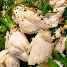 เนื้อปูก้อนผัดต้นหอม