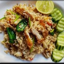 ข้าวผัดหมูกรอบ