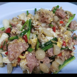 แหนมผัดกระเทียมดอง