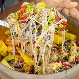 ตำขนมจีนหน่อไม้หอยเชอรี่