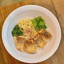 ข้าวแห้งปลากระพงทอดกรอบ