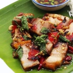 กะเพราหมูกรอบ (กับข้าว)