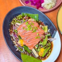 B03 เหลาแซลมอน / Raw Salmon Spicy Salad