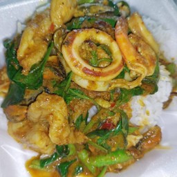 ข้าวราดพริกแกงใต้รวมมิตรทะเล