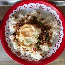 เชฟยุทธกะเพราถาด&ก๋วยเตี๋ยวหมูเย็นตาโฟต้มยำ - บ้านกลาง บ้านกลาง