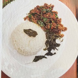 กะเพราเนื้อสับราดข้าว/ ข้าวผัดกะเพราเนื้อสับ