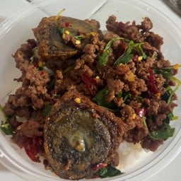 กะเพราไข่เยี่ยวม้าเนื้อสับ