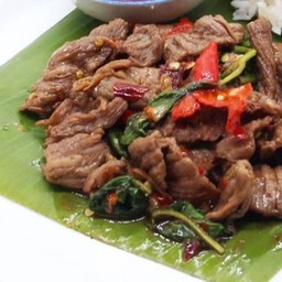 กะเพราเนื้อโคขุนชิ้น (กับข้าว)