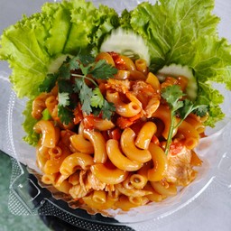 มักกะโรนีไก่ผัดซอสมะเขือเทศ