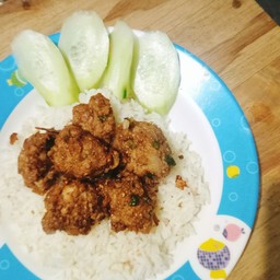 ข้าวหน้าลาบหมูทอด