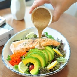 สลัดแซลมอนย่างอโวคาโดไข่กุ้งน้ำสลัดครีมงาขาวคั่ว