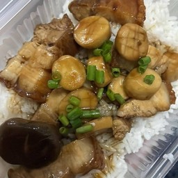 เห็ดออรินจิผัดซอสหมูกรอบ