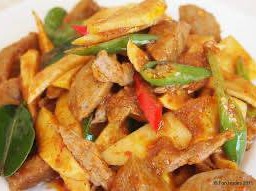 ผัดเครื่องแกงใส่หน่อไม้