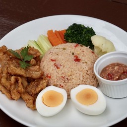 ข้าวผัดน้ำพริกหมูทอด