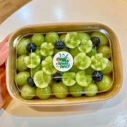 องุ่นเขียวไร้เมล็ดพรีเมี่ยมโรยบลูเบอร์รี่