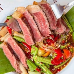 ตำเส้นเล็กเนื้อพิคานย่าย่าง Grilled Picanha with Rice Noodles Spicy Salad