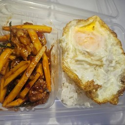 ผัดพริกแกงหน่อไม้ หมูชิ้น