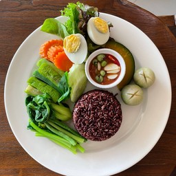 ข้าวผักลวกน้ำพริกกะปิ ไข่ต้ม