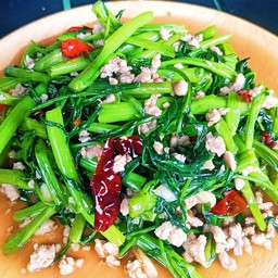ผัดผักบุ้งหมูสับราดข้าว