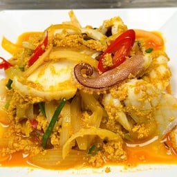 ปลาหมึกผัดผงกะหรี่