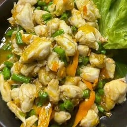 เนื้อปูก้อนผัดพริกเหลือง