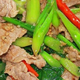 ผัดคะน้าหมูชิ้นราดข้าว