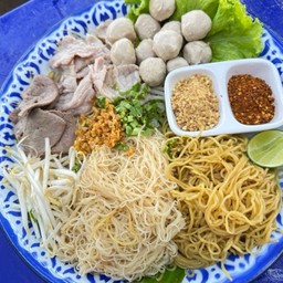 ก๋วยเตี๋ยวยกร้านแห้งคลุก หมู