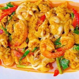 กุ้งหมึกผัดผงกระหรี่