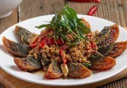 กระเพราไข่เยี่ยวม้ากะเพรากรอบ