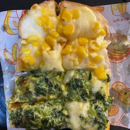 ขนมปังหน้าทูโทนข้าวโพดผักโขม