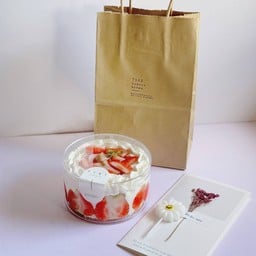 STRAWBERRY CAKE BOX