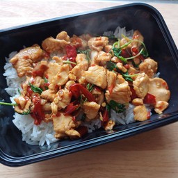 กะเพราไก่ชิ้นราดข้าว โปรโมชั่นพิเศษ