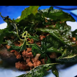 ไข่เยี่ยวม้ากะเพรากรอบ