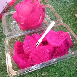 ผลไม้แก้วมังกรแดงพร้อมทาน