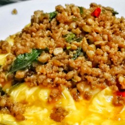 ข้าวไข่ข้นกระเพราหมูสับ