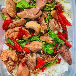 ข้าวเครื่องในไก่กระเพรา