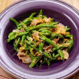 ถั่วฝักยาวผัดไข่ราดข้าว