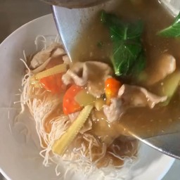 ราดหน้า (เส้นหมี่ขาวกรอบ)