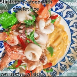 ข้าวไข่ข้นราดผัดกระเพราทะเล