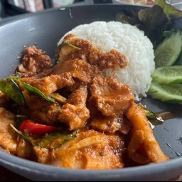 ข้าวราดผัดพริกแกงหมู หมูสับ หรือ หมูชิ้น (โปรดระบุ)