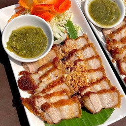 หมูกรอบทอดกระเทียม เป็นกับ