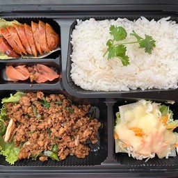 ข้าวราด ผัดกระเพราหมูสับ+ไส้อั่ว50g