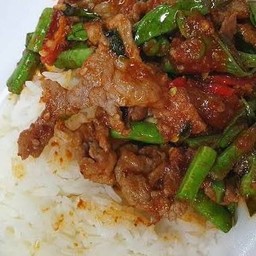 ผัดพริกแกงเนื้อราดข้าว