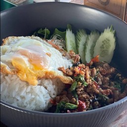 ข้าวราดกระเพราหมูสับหน่อไม้ดอง