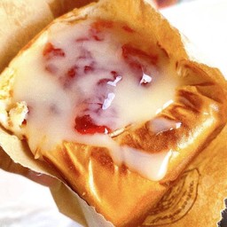 ปังกลมไส้ล้น แยมสตอเบอรี่นมข้น